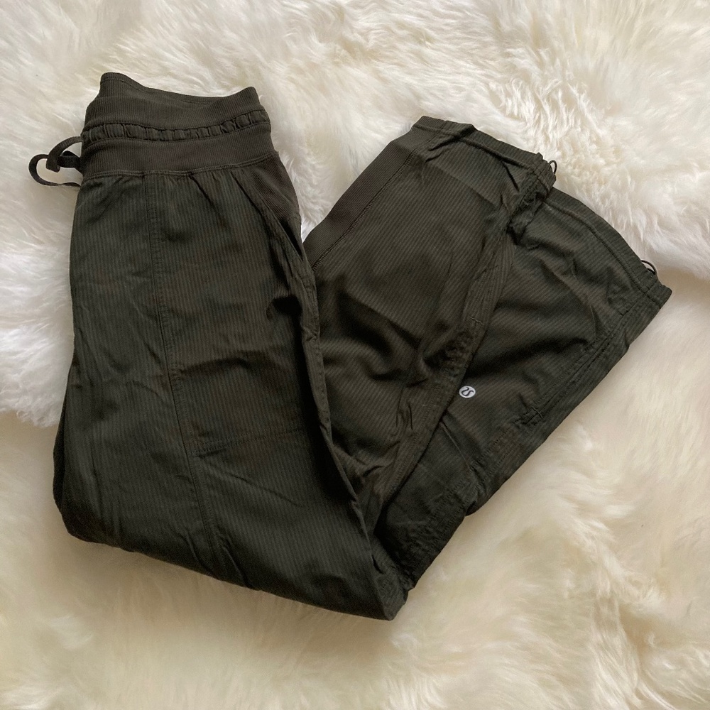 Lululemon Dance Studio Mid Rise Crop 25" - Dark green. Size 4